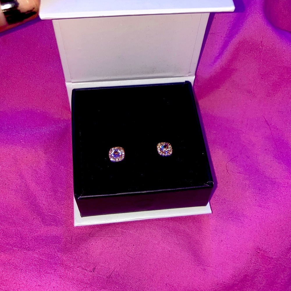 These are gold earrings never worn they are sooo pretty , and not heavy